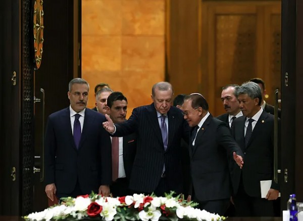 Cumhurbaşkanı Erdoğan'a övgü dolu sözler: 'Vicdanın sesi, cesur bir lider'